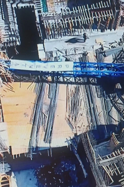 Cae gr&uacute;a sobre obra de la alcald&iacute;a Cuauht&eacute;moc; reportan personas heridas