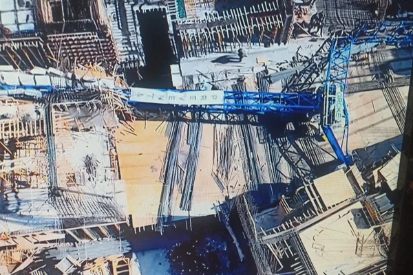Cae gr&uacute;a sobre obra de la alcald&iacute;a Cuauht&eacute;moc; reportan personas heridas