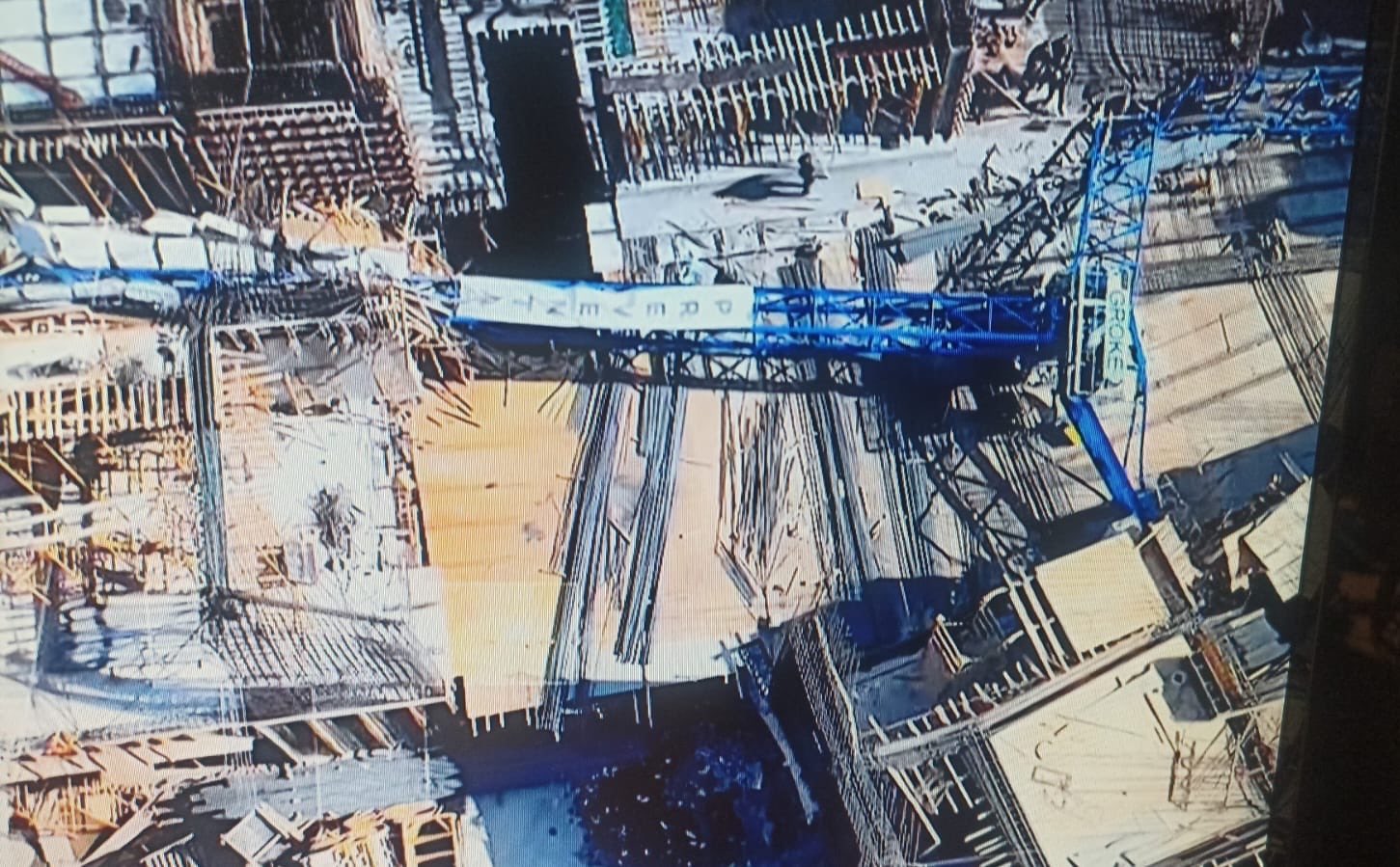 Cae gr&uacute;a sobre obra de la alcald&iacute;a Cuauht&eacute;moc; reportan personas heridas
