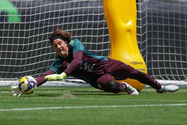 Memo Ochoa: Voy contra la naturaleza pero quiero ser titular