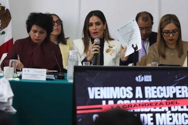 Comparece Rojo de la Vega en el Congreso local entre acusaciones