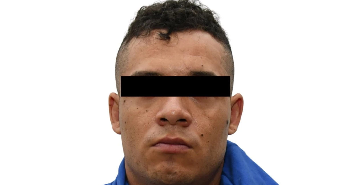 Detienen en el AICM a "El Deivid", operador de "La Chokiza", acusado de extorsión y otros delitos El Deivid, es hermano de El Choko quien está en el Altiplano, acusado por delincuencia organizada