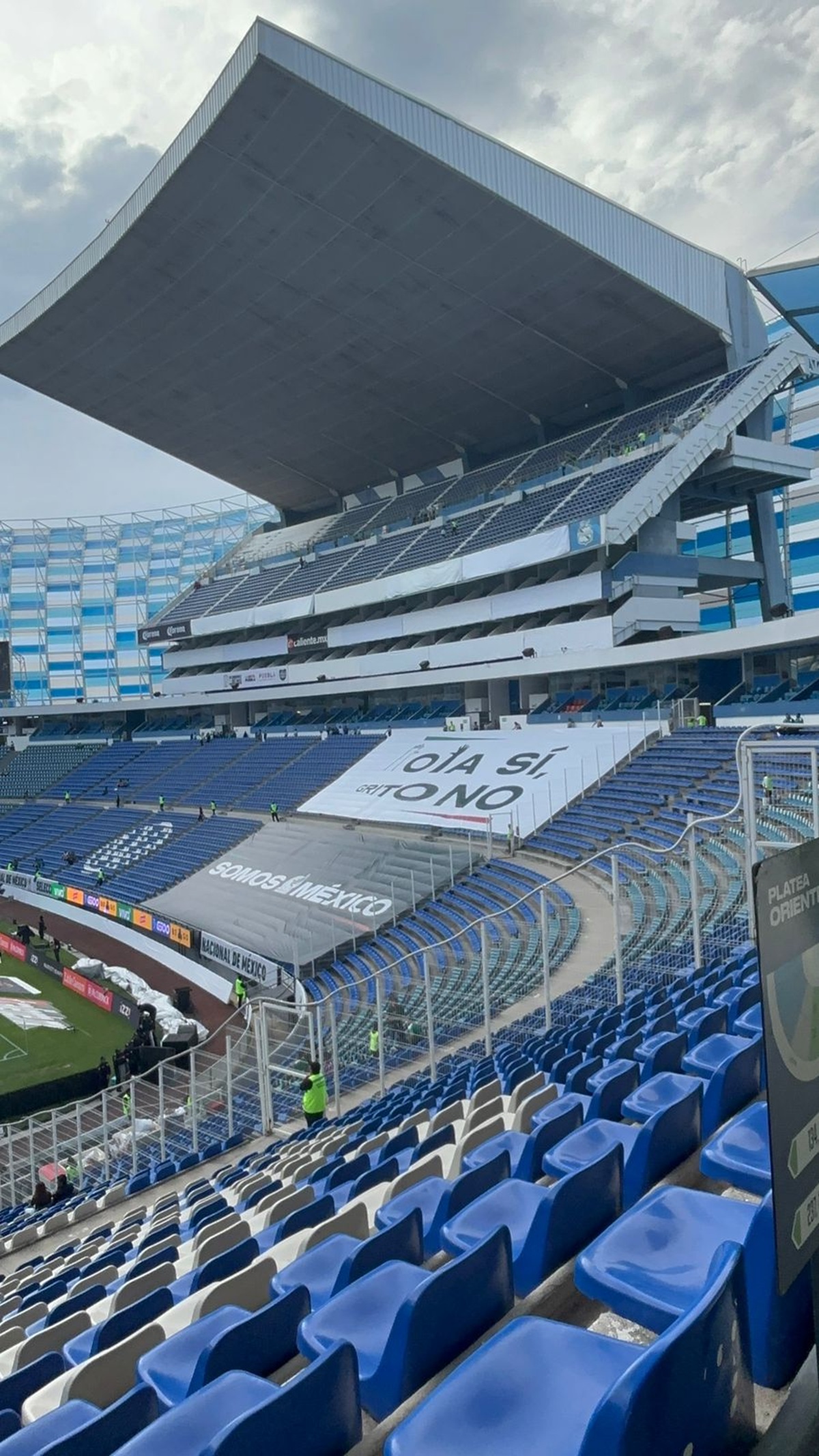 Castiga FIFA a FMF por grito homofóbico y reducen aforo para el México vs. Ghana en Puebla El Estadio Cuauhtémoc tiene una parte de la grada cerrada y puso un mensaje de concientización.