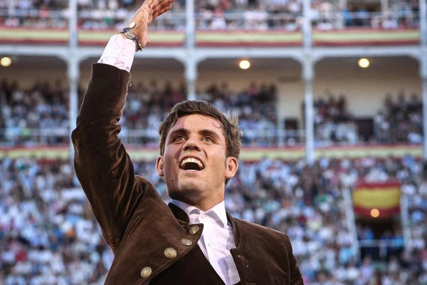 El oficio sostiene una tarde de escasa bravura en Las Ventas
