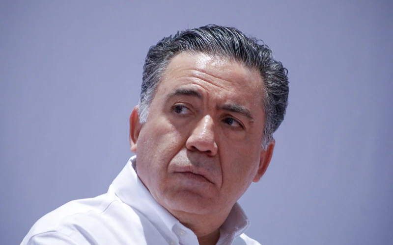 Enrique Inzunza reaparece en Culiac&aacute;n; sostuvo reuni&oacute;n con Javier Corral