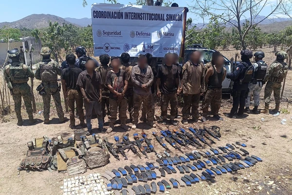 Marina se enfrenta con integrantes de La Chapiza en Sinaloa y detienen a 13