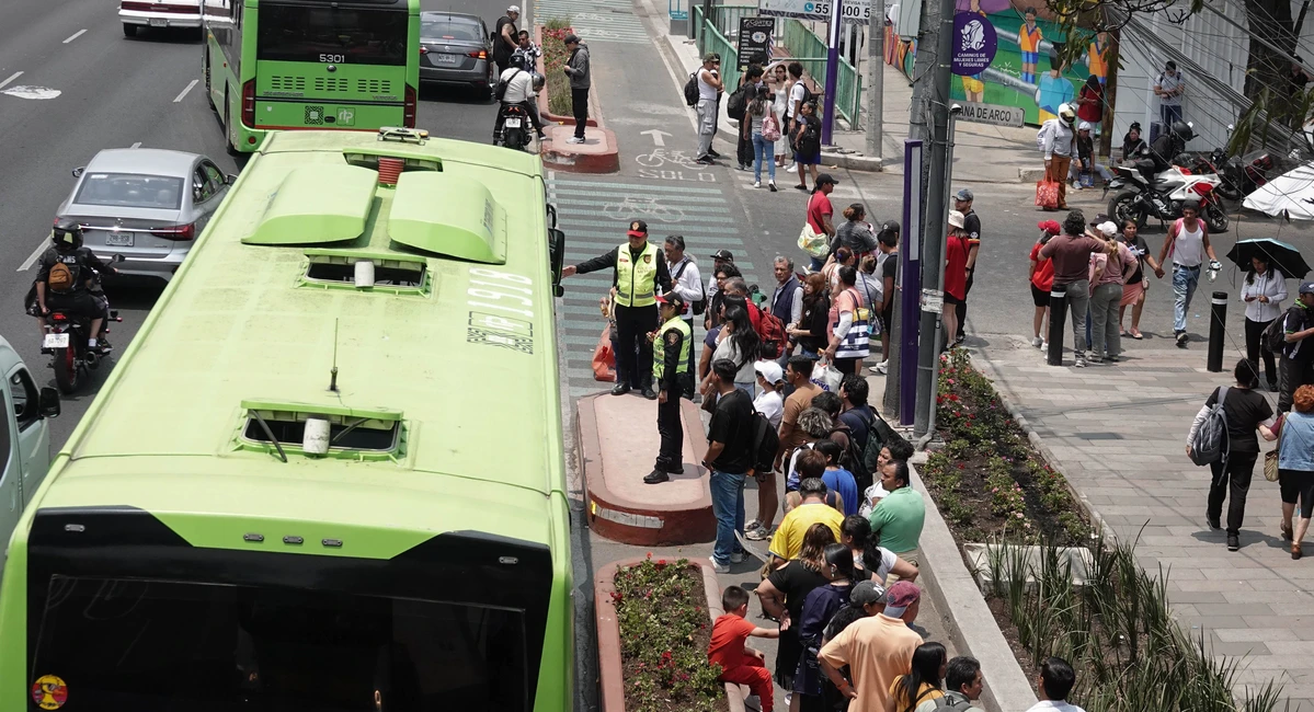 RTP apoya usuarios por suspensión parcial en línea 2 Unidades de apoyo de la Red de Transporte de Pasajeros (RTP). Reuters.