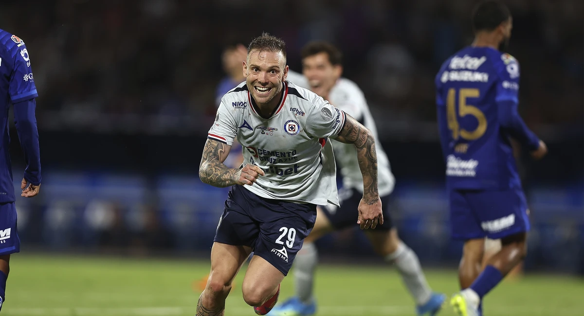Carlos Rotondi se desahogó con el gol de la décima tras perder la final hace dos años Carlos Rotondi celebra el gol del campeonato de Cruz Azul | FOTO: Mexsport