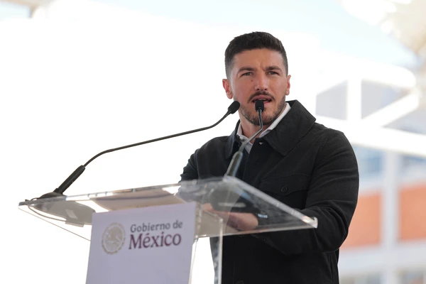Denuncia Morena al gobernador de Nuevo León y su esposa ante la FGR
