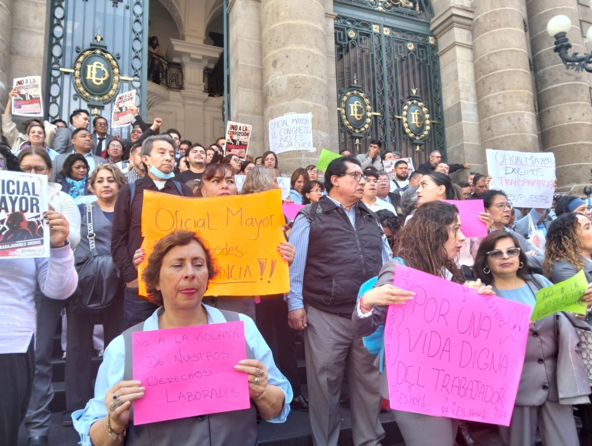 Bloquean trabajadores la sede del Congreso de la CDMX Los manifestantes les exigieron a los legisladores empezar por respetar las leyes dentro de su propia casa. Foto: Patricia Ramírez