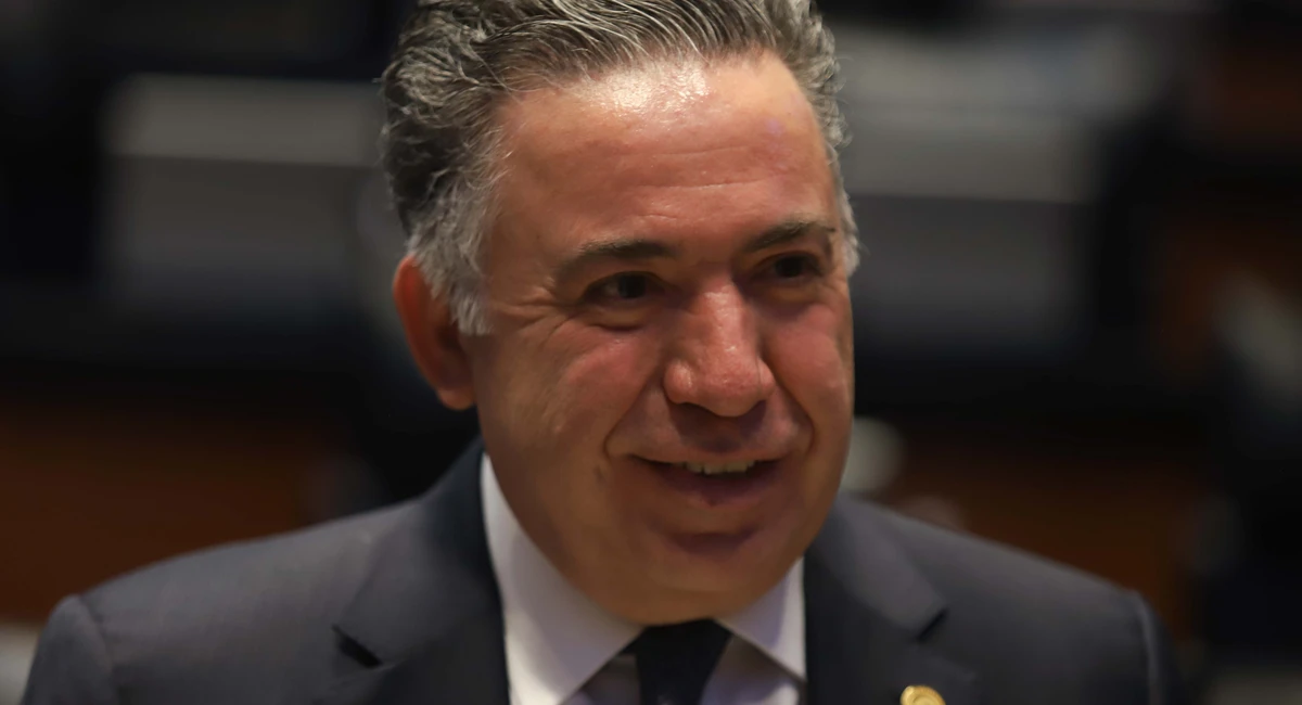 Captan a Enrique Inzunza en una graduación en Culiacán, Sinaloa El senador con licencia se negó a dar declaraciones, pues señaló que era un evento familiar