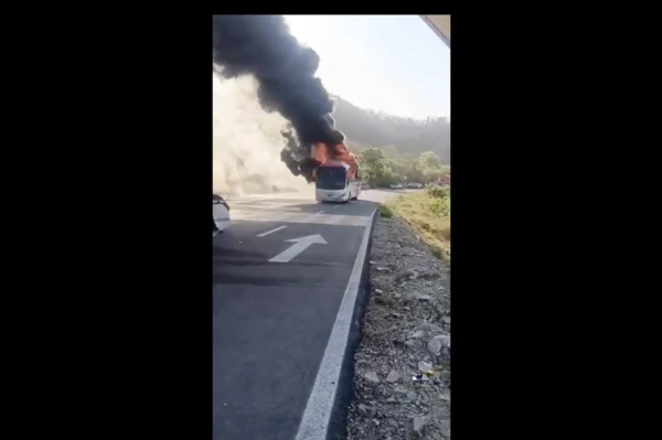Comuneros bloquean e incendian vehículos tras triple homicidio en Pomaro, Michoacán