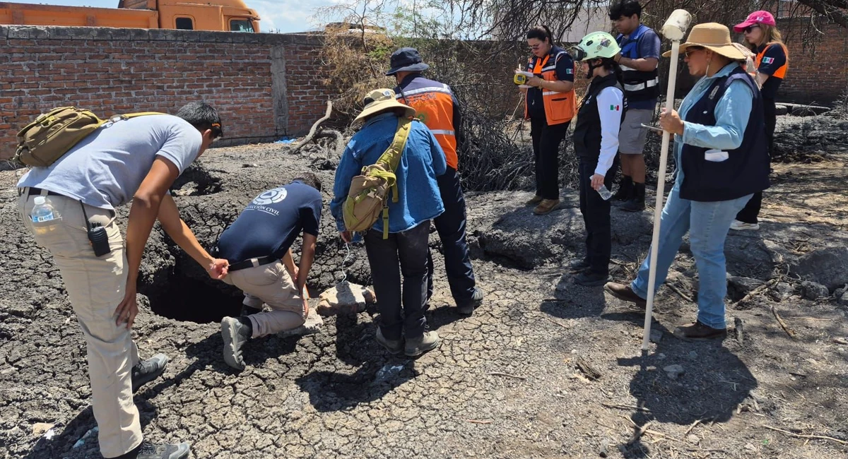 Expertos de la UNAM descartan nacimiento de volcán en Michoacán Expertos de la UNAM acudieron a revisar un extracto de tierra que se abrió