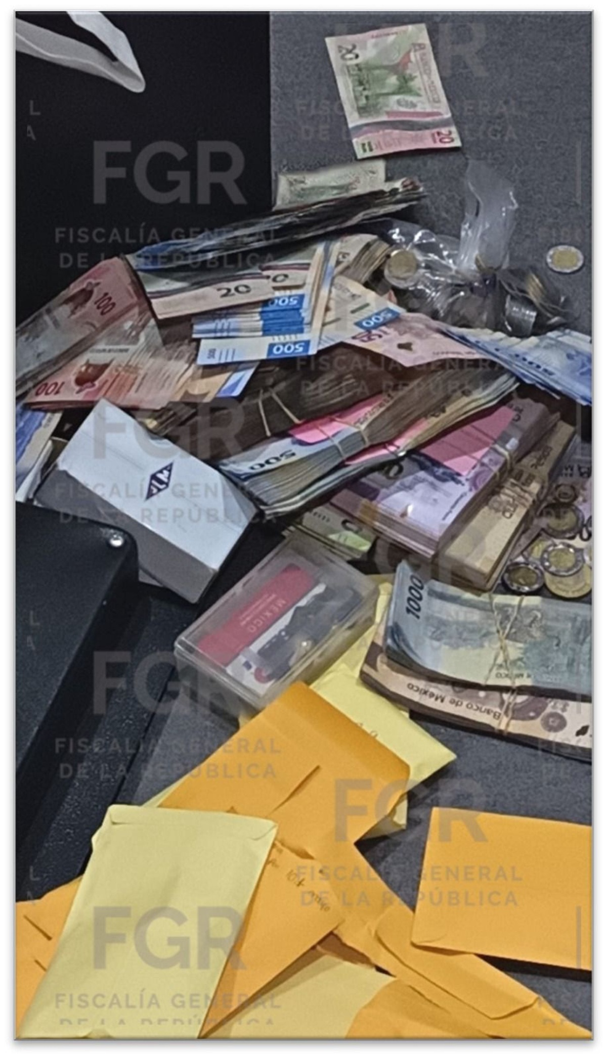 Cae Del Caballito: FGR detiene a ocho personas por presunto lavado de dinero Cae Del Caballito: FGR detiene a ocho personas por presunto lavado de dinero. FGR.