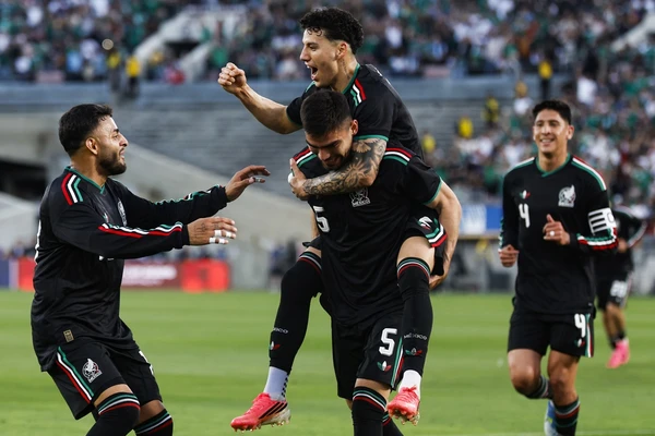 México se despidió de EU con triunfo ante Australia pero afición la manchó con peleas, golpes y riñas