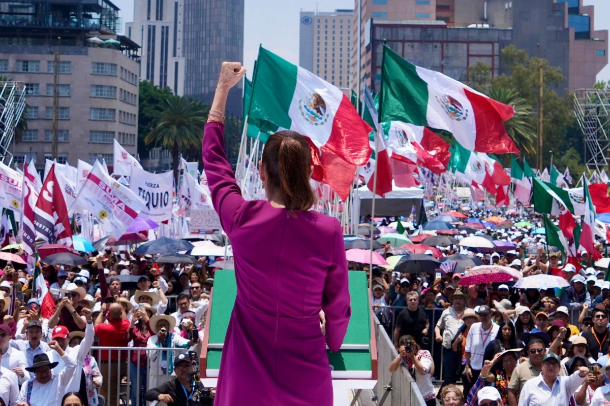 Llama Sheinbaum a la movilización en defensa de la soberanía Desde el templete, Sheinbaum sostuvo que México no aceptará injerencias extranjeras. Foto: Cuartoscuro