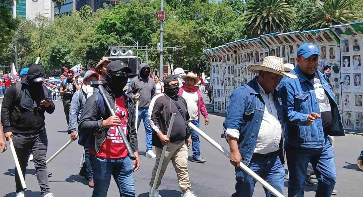 Sheinbaum acusa provocaciones en protesta de la CNTE y mantiene diálogo Sheinbaum asegura que continúa el diálogo con la CNTE y atribuye incidentes a posibles provocaciones. | Foto: Pilar Mancilla