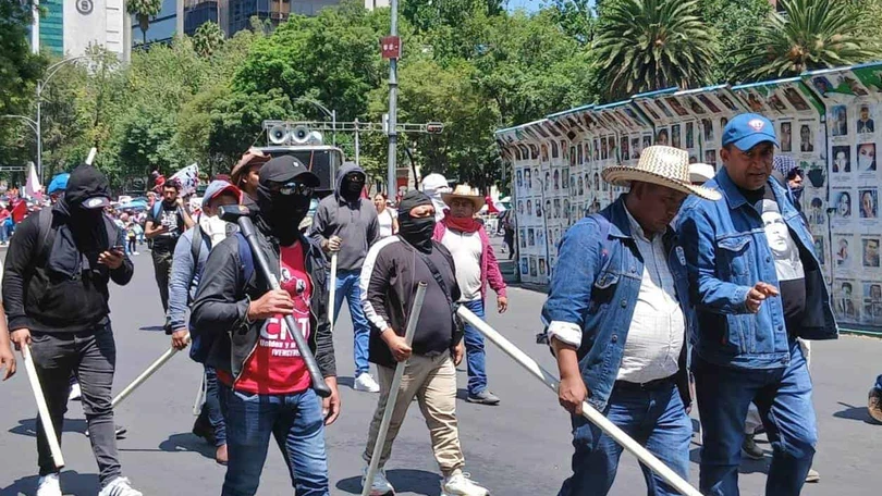Sheinbaum acusa provocaciones en protesta de la CNTE y mantiene diálogo Sheinbaum asegura que continúa el diálogo con la CNTE y atribuye incidentes a posibles provocaciones. | Foto: Pilar Mancilla