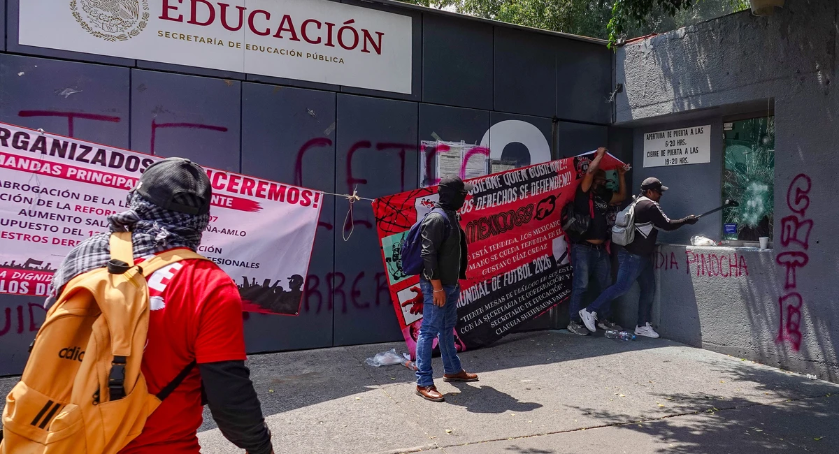 Ingresan maetros de la CNTE a las instalaciones de la SEP Ingresan maetros de la CNTE a las instalaciones de la SEP. Cuartoscuro.