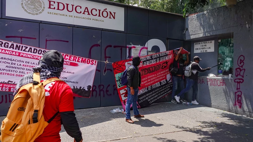 Ingresan maetros de la CNTE a las instalaciones de la SEP Ingresan maetros de la CNTE a las instalaciones de la SEP. Cuartoscuro.