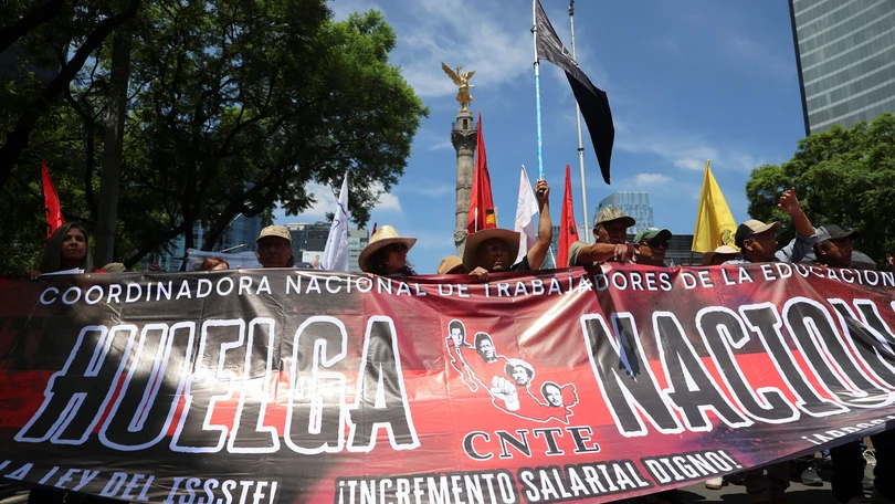 CNTE rechaza propuesta federal y mantiene protestas mientras contin&uacute;a di&aacute;logo en Gobernaci&oacute;n. Reuters.