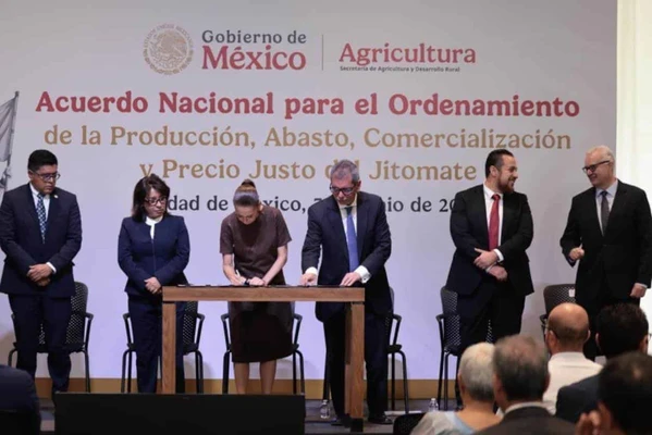 Sheinbaum firma acuerdo con productores de jitomate; prioriza abasto en el pa&iacute;s