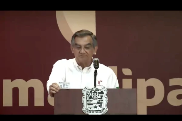 Am&eacute;rico Villarreal muestra su visa y niega v&iacute;nculos con el huachicol