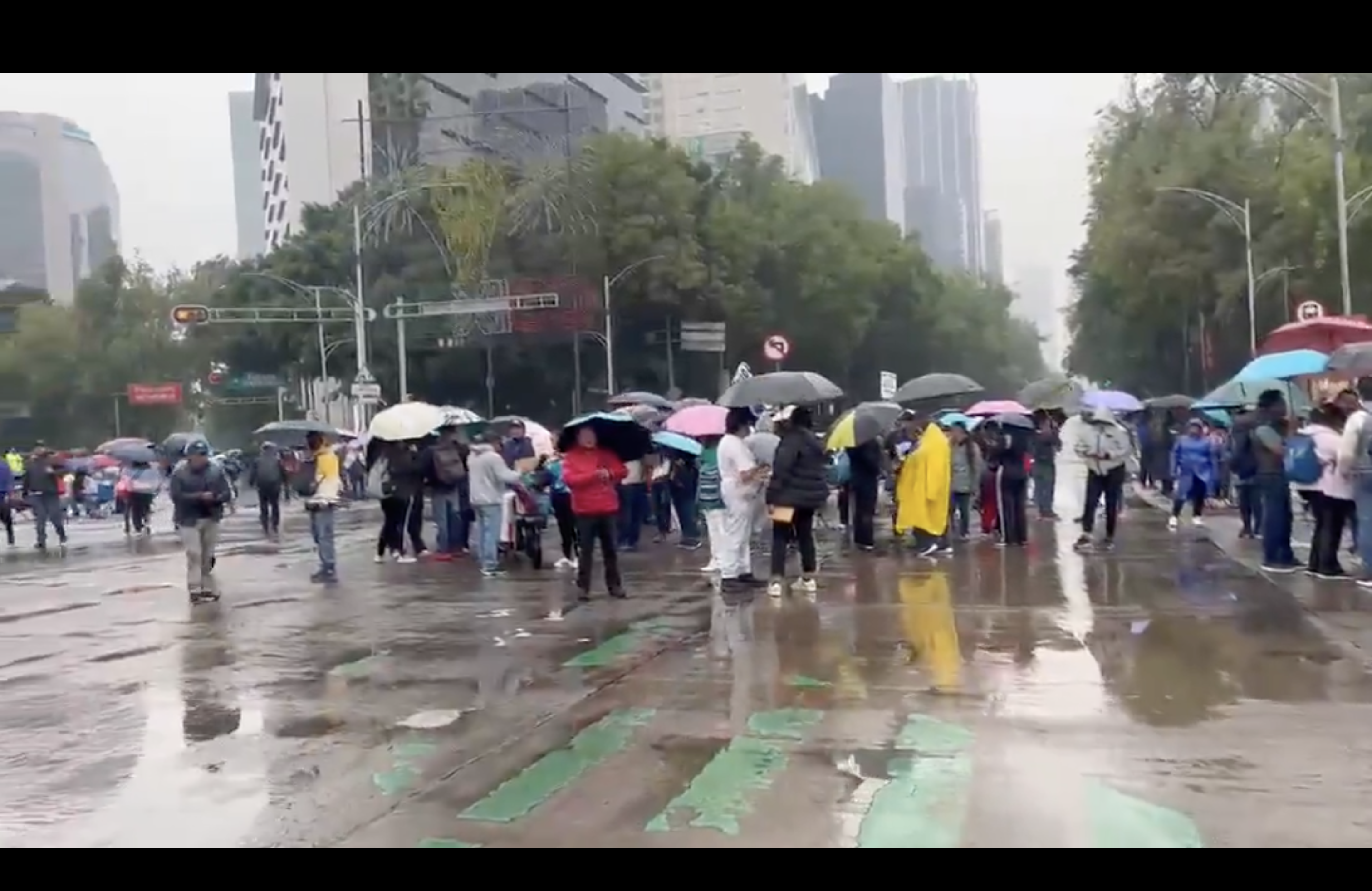 Pese a lluvias, CNTE bloquea Paseo de la Reforma