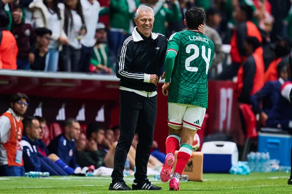 M&eacute;xico se despidi&oacute; con goleada ante Serbia en Toluca y cerr&oacute; invicto su preparaci&oacute;n para el Mundial