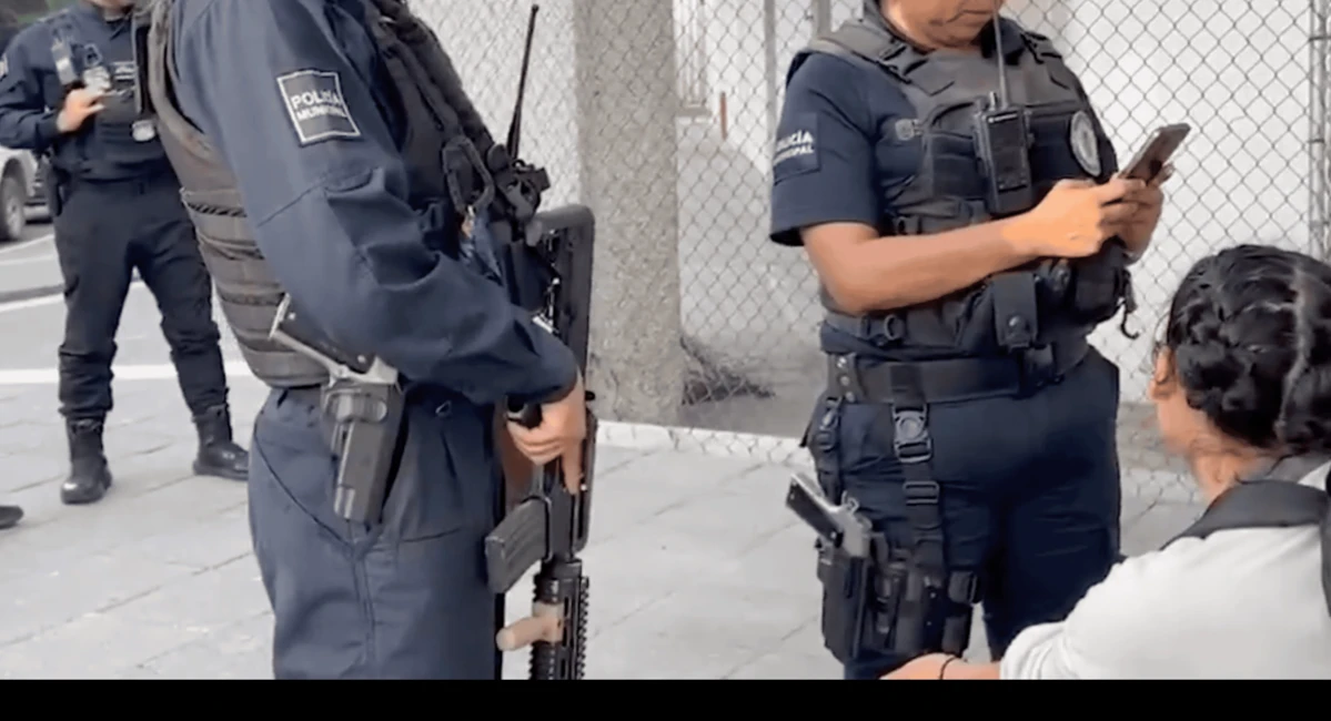 Policías de Jalisco auxilian a joven que llegó al estadio con engaños de un trabajo La mujer señaló que fue contactada por redes sociales por presuntos reclutadores de un empleo