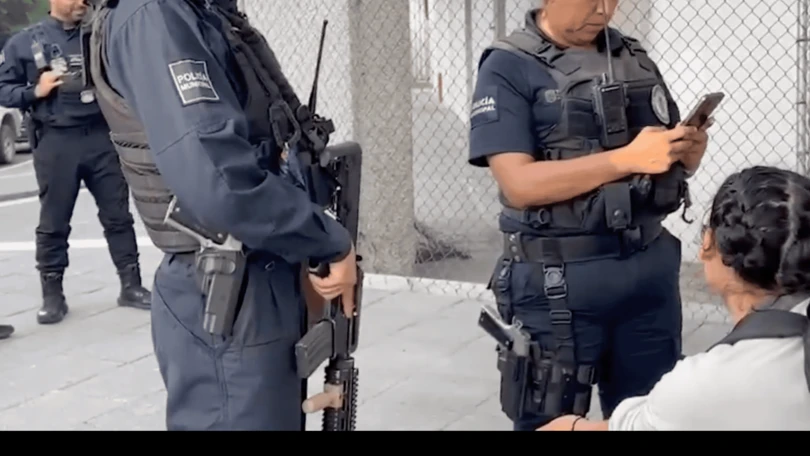 Policías de Jalisco auxilian a joven que llegó al estadio con engaños de un trabajo La mujer señaló que fue contactada por redes sociales por presuntos reclutadores de un empleo