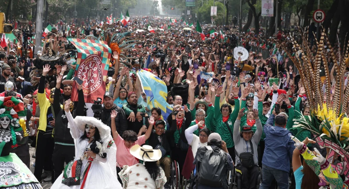 Una ola de apoyo al Tricolor recorre Paseo de la Reforma Los miles de asistentes esperan a que se analice si se rompió el récord. Foto: GCDMX