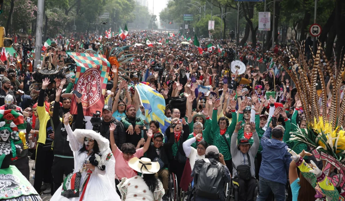 Una ola de apoyo al Tricolor recorre Paseo de la Reforma