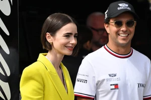 &iquest;Checo P&eacute;rez saldr&aacute; en Emily en Par&iacute;s ? Esta es la historia detr&aacute;s de fotos filtradas