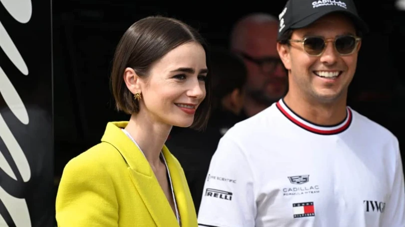 ¿Checo Pérez saldrá en Emily en París ? Esta es la historia detrás de fotos filtradas En fotografías captaron al piloto mexicano al lado de la protagonista de la serie Lily Collins (Emily). Foto: Especial
