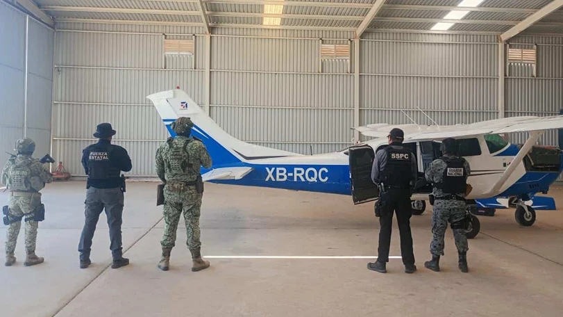Operativo en Mexicali termina con avioneta, droga y cientos de cartuchos asegurados Golpe de 5 millones de pesos: aseguran avioneta, cartuchos y más. FGR.