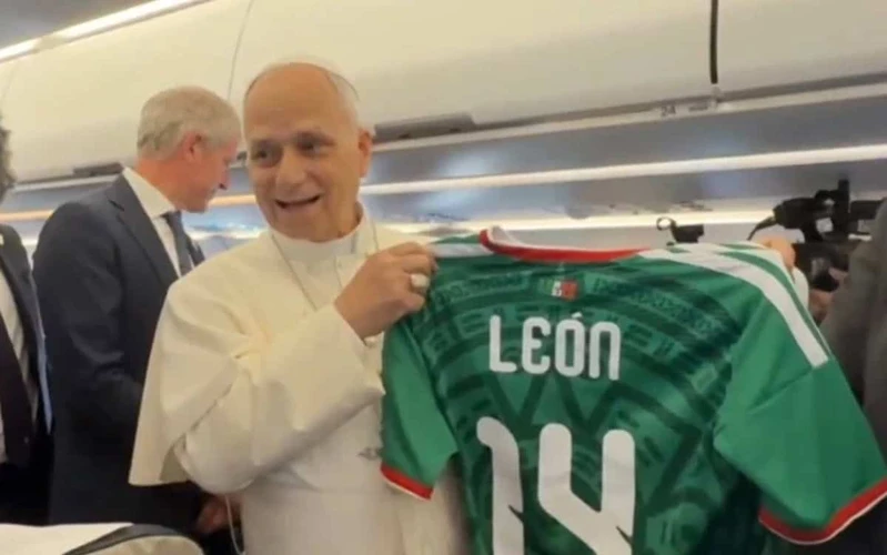 Papa León XIV posa con playera de la Selección Mexicana y envía mensaje rumbo al Mundial 2026