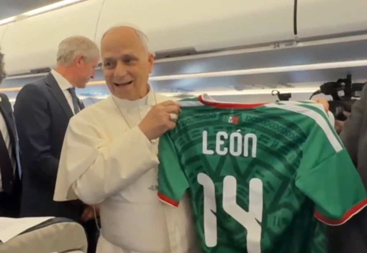 Papa León XIV posa con playera de la Selección Mexicana y envía mensaje rumbo al Mundial 2026 El pontífice también confesó que le va a Real Madrid