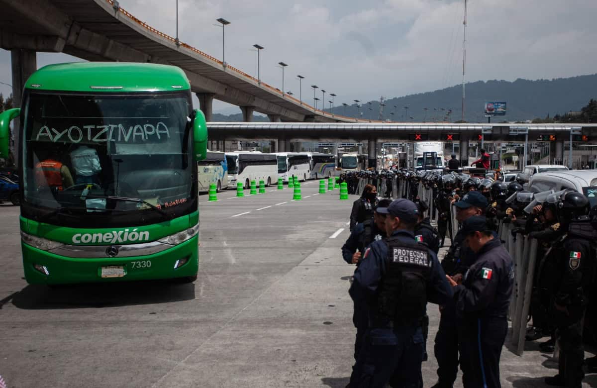 Aseguran 59 explosivos en autobús de Ayotzinapa, tras operativo de seguridad La detención se efectuó a la altura de la autopista México-Cuernavaca. Foto: Cuartoscuro