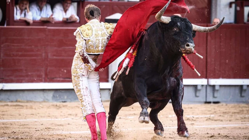 Borja Jiménez sostiene una tarde que el toro no acompañó Fotos: Manolo Briones