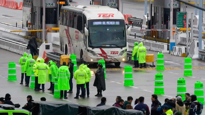Caseta de la autopista México-Cuernavaca, en resguardo para contener llegada de manifestantes de la CNTE Son alrededor de una veintena de policías que se encuentran en la caseta México-Cuernavaca. Foto: José Andrés Díaz