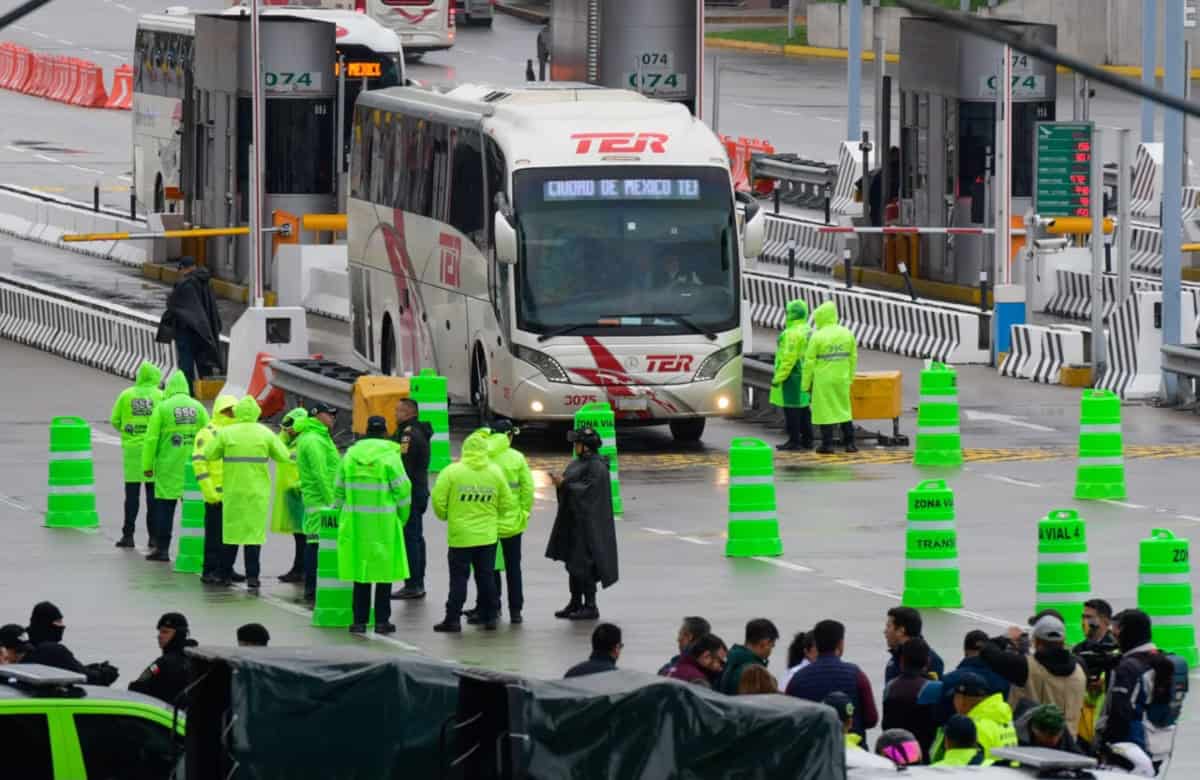 Caseta de la autopista México-Cuernavaca, en resguardo para contener llegada de manifestantes de la CNTE Son alrededor de una veintena de policías que se encuentran en la caseta México-Cuernavaca. Foto: José Andrés Díaz