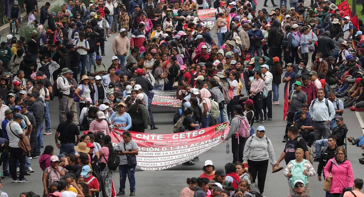 Bloquean paso a la CNTE rumbo al Estadio Banorte Crece tensión entre CNTE y policías en Tlalpan, Reuters.