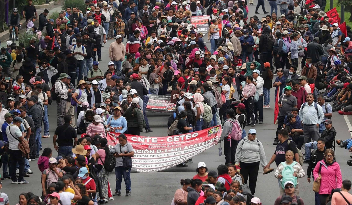 Bloquean paso a la CNTE rumbo al Estadio Banorte