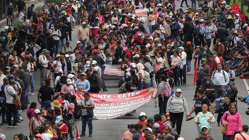 Bloquean paso a la CNTE rumbo al Estadio Banorte Crece tensión entre CNTE y policías en Tlalpan, Reuters.