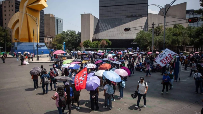 CNTE iría al AICM si no hay solución en mesa de SEGOB CNTE advirtió de marchar de la Torre del Caballito al AICM si negociaciones no responden a sus demandas. Foto: Cuartoscuro