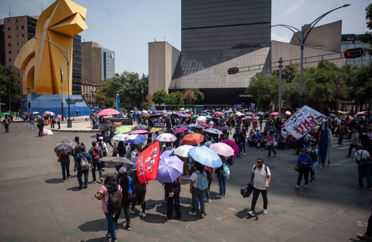 CNTE iría al AICM si no hay solución en mesa de SEGOB CNTE advirtió de marchar de la Torre del Caballito al AICM si negociaciones no responden a sus demandas. Foto: Cuartoscuro