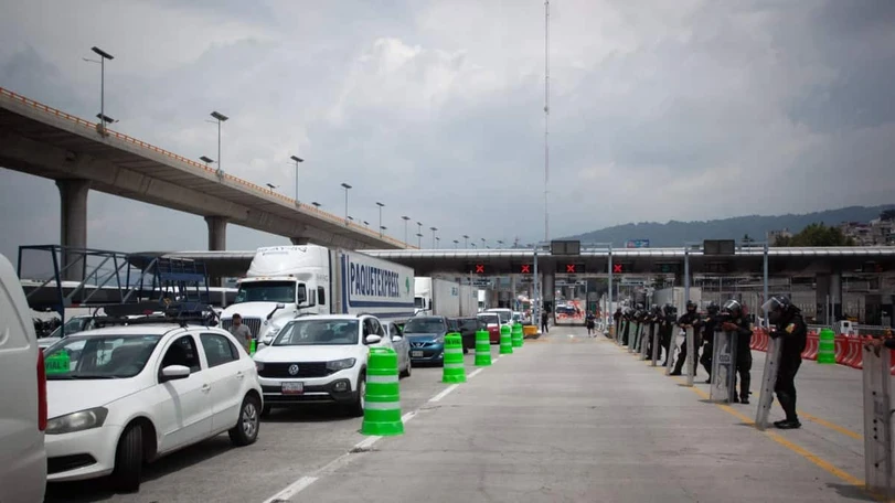 Autopista México-Cuernavaca, tomada por normalistas de Ayotzinapa Hay operativo en la caseta de la autopista México-Cuernavaca. Foto: Cuartoscuro
