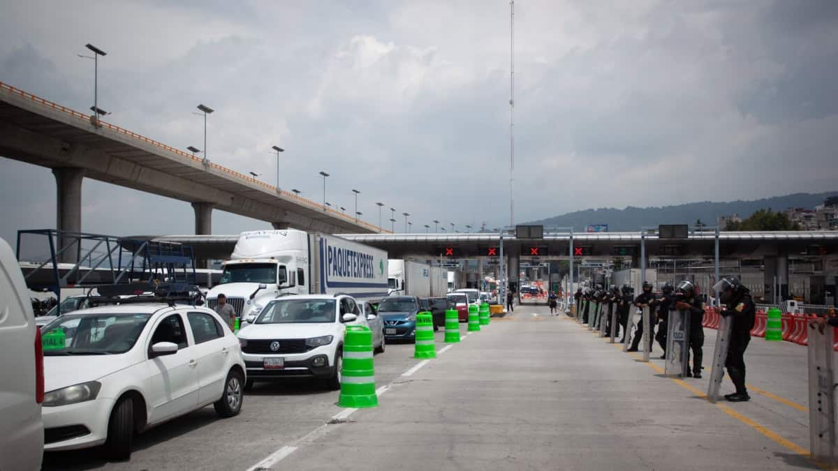Autopista México-Cuernavaca, tomada por normalistas de Ayotzinapa Hay operativo en la caseta de la autopista México-Cuernavaca. Foto: Cuartoscuro