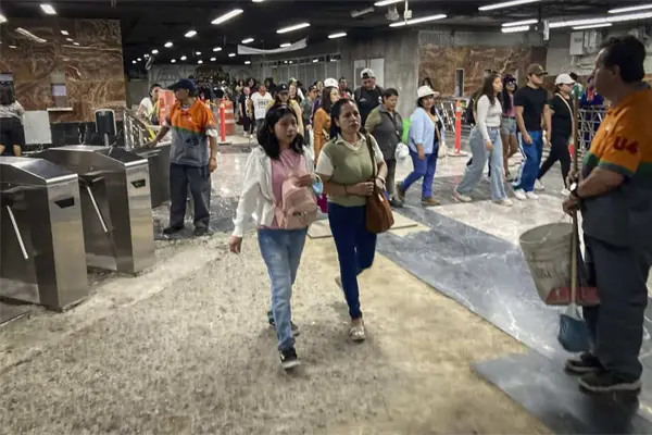 Metro L&iacute;nea 2 detiene servicio por aver&iacute;a en convoy en estaci&oacute;n Chabacano